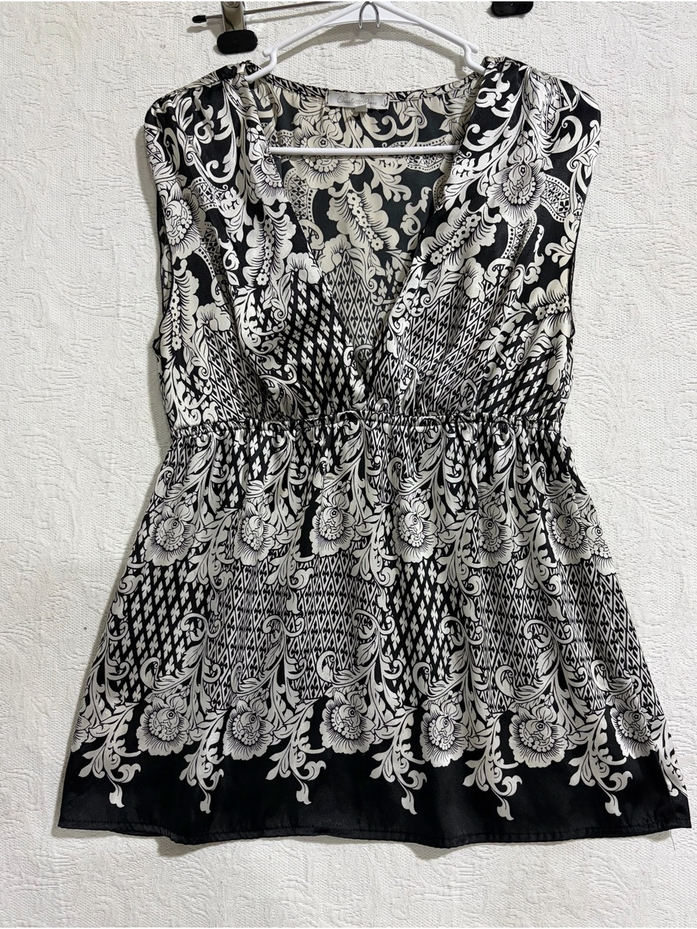 Charlotte Russe Black & White Floral V-Neck Sleeveless Tunic